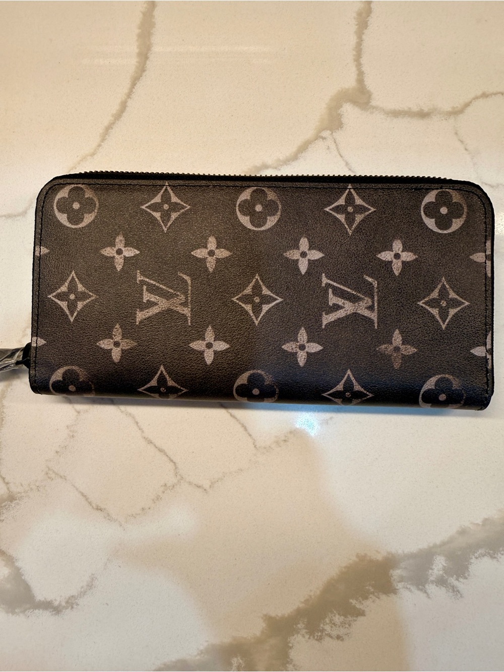 Luxurious  LV BLACK/GRAY MONOGRAM ZIP-AROUND WALLET — DÉFILÉ HOMME PRÉ-FALL 2024